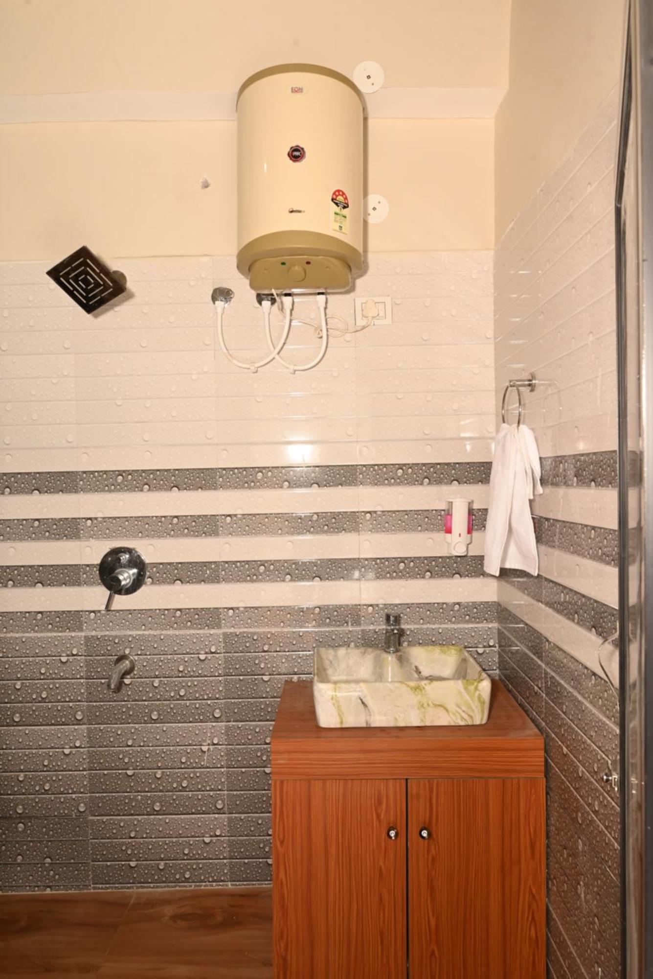Himalayan Hill Top Resort カナタル エクステリア 写真